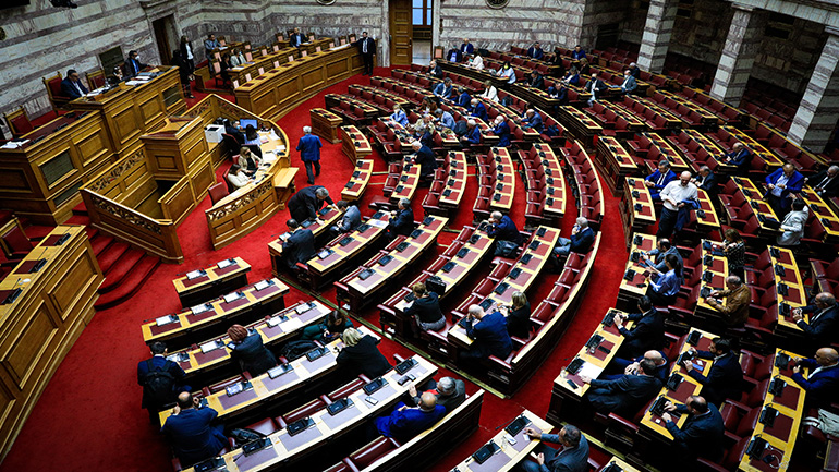 Ολομέλεια Βουλής: Υπέρ της άρσης ασυλίας του βουλευτή ΣΥΡΙΖΑ Κ. Μπάρκα, μετά από μήνυση του Γ. Κουρτάκη